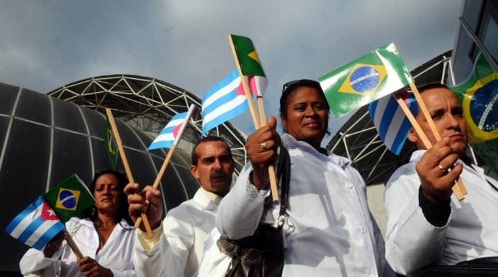Bolsonaro apoya que los médicos cubanos se queden en Brasil luego de cumplir con la reválida