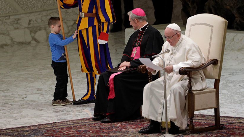 Un niño argentino se roba el show en audiencia del Papa Francisco