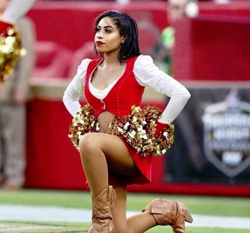 Porrista de los San Francisco 49ers se arrodilla en el campo de juego de la NFL
