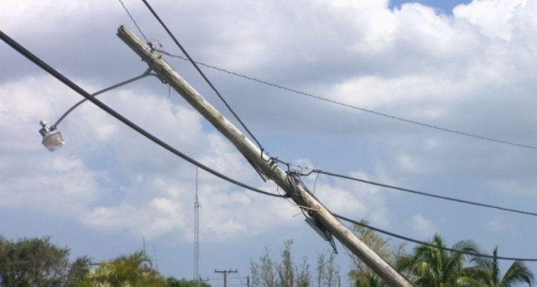 Fuertes vientos derriban postes de luz en el sur de Florida
