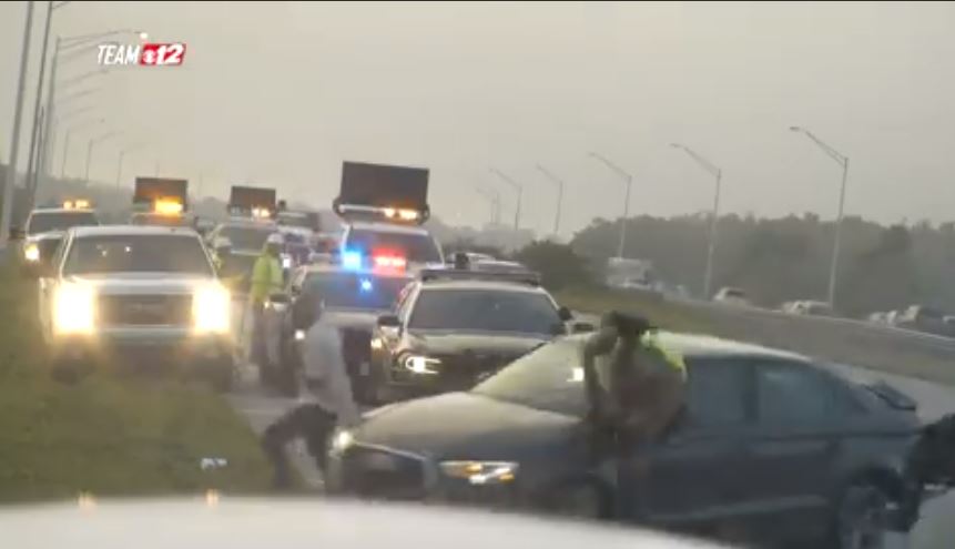 Oficial de Florida fue atropellado por un auto fuera de control