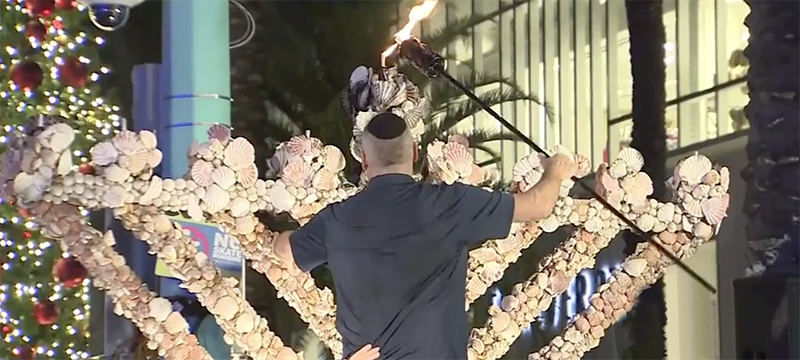 El alcalde de Miami Beach participó en la ceremonia de Hanukkah