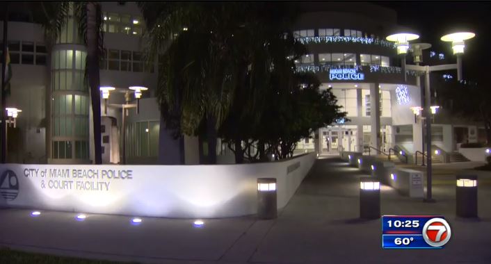 Policía de Nueva York fue despojado de su arma y placa mientras dormía en Miami Beach