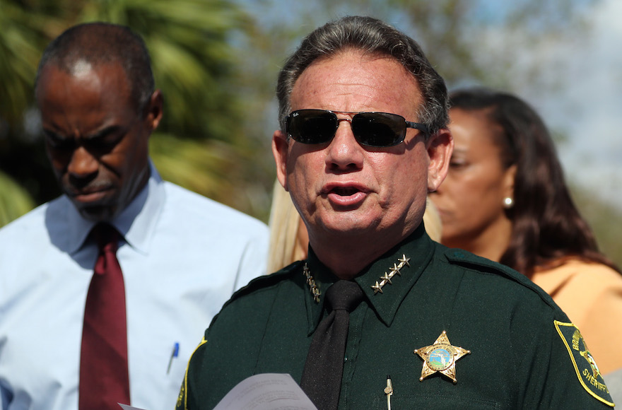 Parkland: Ex alguacil de Florida cuestiona suspensión del cargo