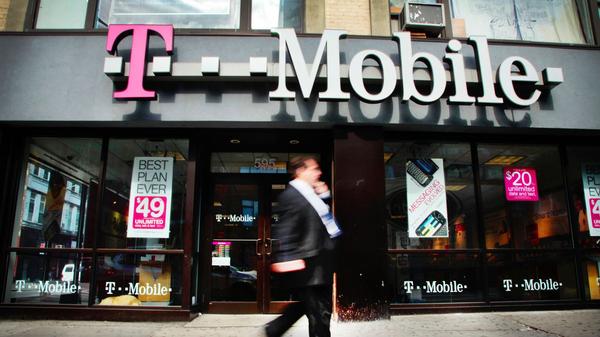 Cuatro hombres robaron la tienda T-Mobile y se llevaron 10 mil dólares en mercancía