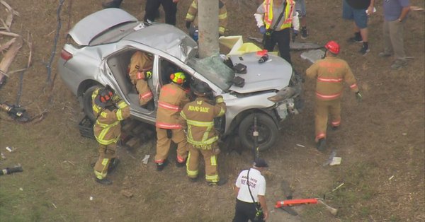 Un hombre quedó atrapado en su vehículo al impactar contra un árbol cerca de Quail Roost Drive