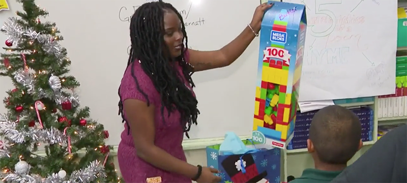 Maestra sorprende a sus alumnos con regalos navideños en Miami-Dade