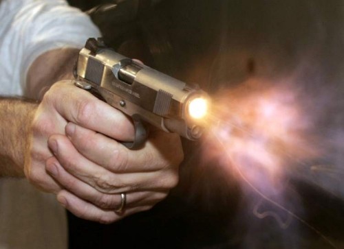 Pistolero dispara a 2 oficiales en Texas, según las autoridades