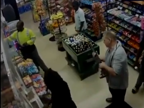 Cliente enfadado siembra el pánico en estación de gasolina al mostrar un rifle de asalto