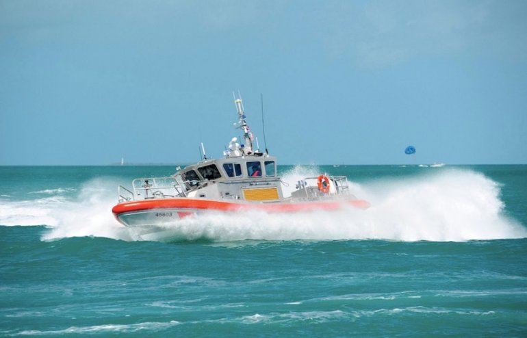 Guardia Costera cesa búsqueda de joven que cayó al mar desde un barco en Florida