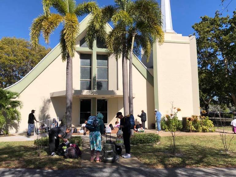 ¡Contradictorio! Orden de quedarse en casa no incluye servicio de iglesias en Florida