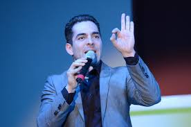 El actor mexicano Omar Chaparro reta al público a cumplir sus propósitos de año nuevo con su conferencia Retomar