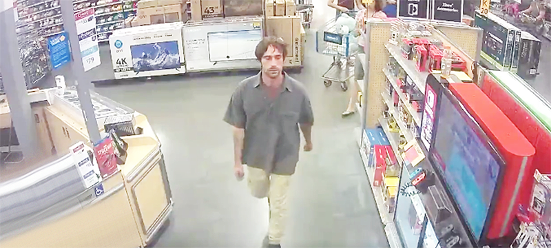Capturado en video ladrón que dejó caer su botín robado