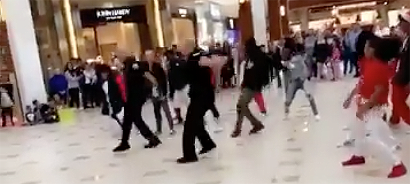 Sorpresivo baile de policías en centro comercial de Aventura
