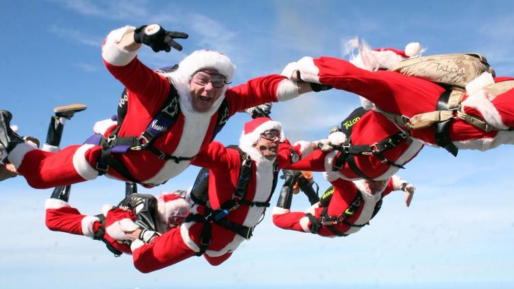 Santas saltaron del cielo en aviones en Cocoa Beach