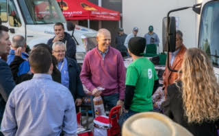 El gobernador Scott participa en campaña anual de canasta de alimentos para las fiestas