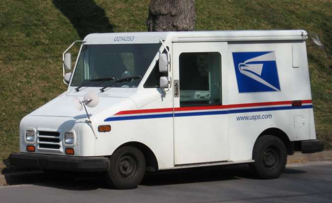 Roba con una pistola de plástico un camión del Servicio Postal y “huye” en un triciclo