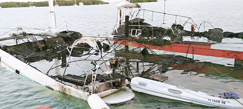 Dos veleros se incendian en los Cayos y un hombre sufrió quemaduras