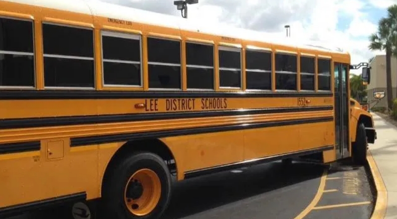 Choferes de autobuses escolares descubiertas teniendo sexo cuando laboraban