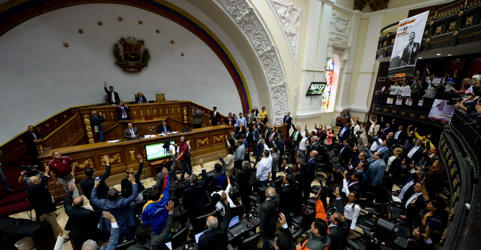 Como “usurpador” declaró el Parlamento venezolano a Nicolás Maduro