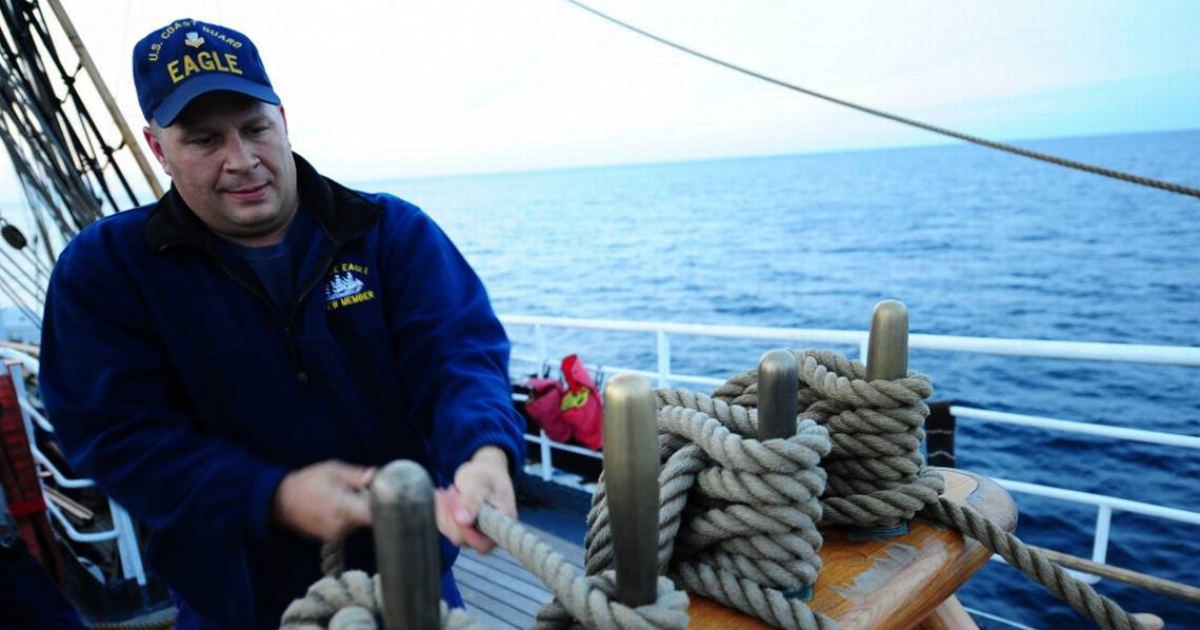 Guardia Costera busca a dos personas desaparecidas tras vuelco de barco al Sur de la Florida