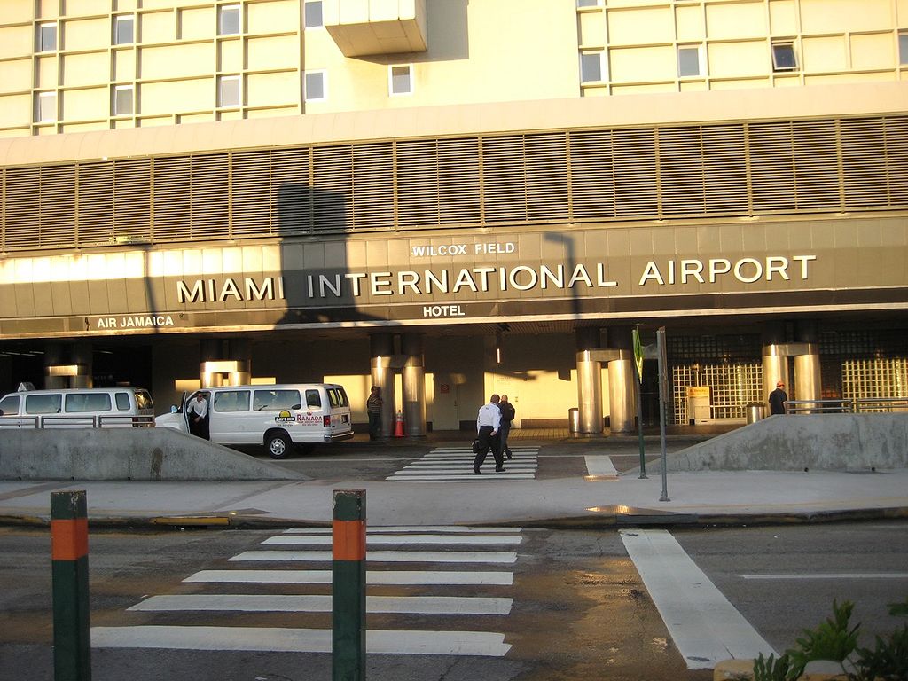 Decenas de cubanos varados desde el viernes en el Aeropuerto Internacional de Miami