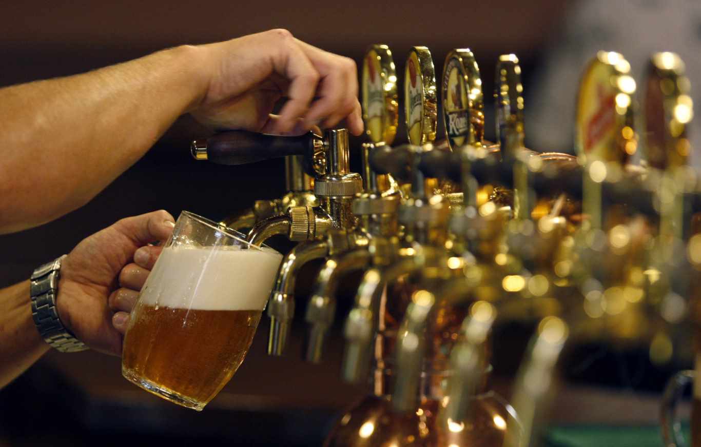 Trabajo Perfecto: En Escocia te pagan por fabricar y beber cerveza