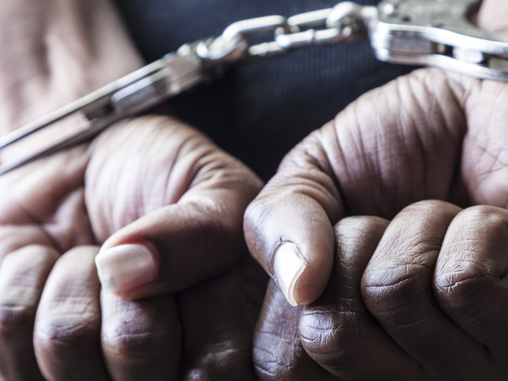 Arrestan a hombre por posesión de pornografía infantil en Fort Myers