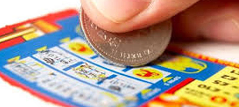 ¡Insólito! Después de 14 años demanda a la lotería por dividir su premio con timadores