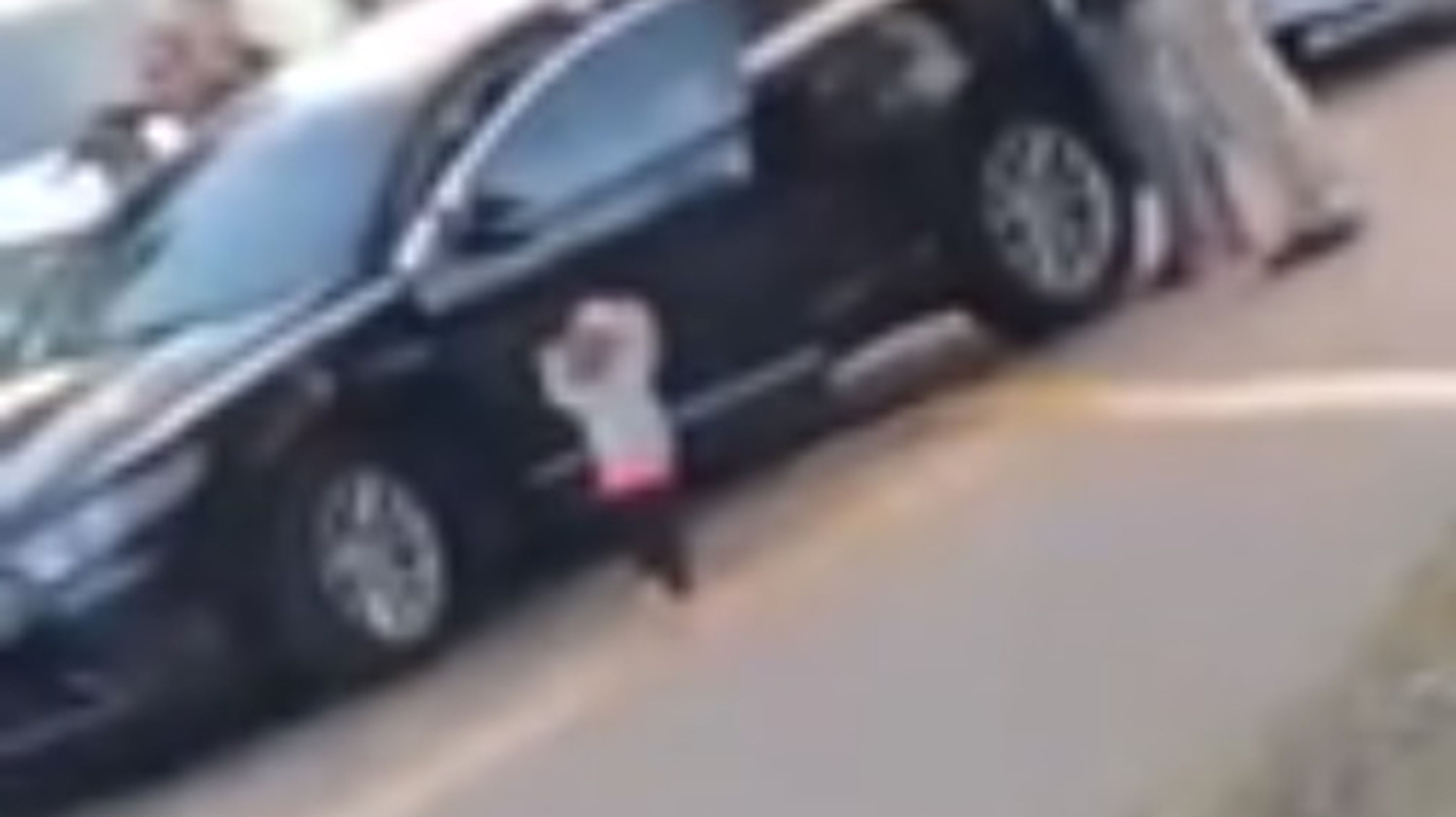 Tras el arresto de sus padres, niña de dos años se “entrega” a la policía en Florida