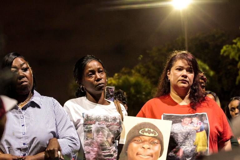 Familiares de asesinados en Florida realizaron vigilia de Año Nuevo en memoria de sus seres queridos