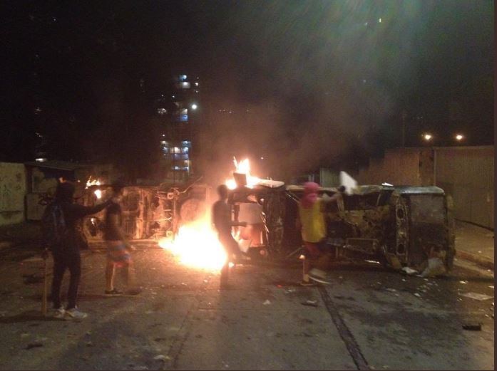 Protestas nocturnas en Venezuela dejan al menos 2 muertos