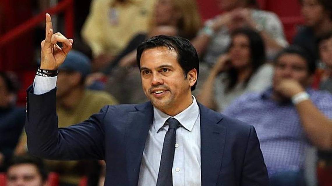 Erik Spoelstra continuará como entrenador del Miami Heat en la NBA