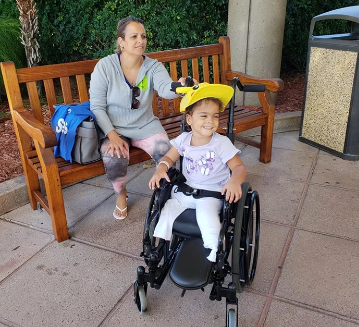 Niña cubana cumplió su sueño de caminar con ayuda de prótesis