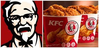 Con una caja de pollo empleada golpea de lleno en la cara a un cliente en KFC