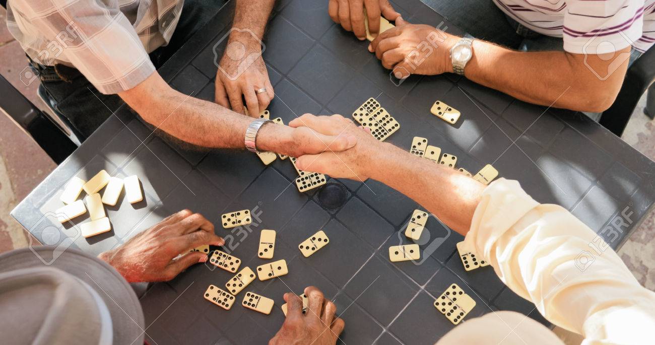 Abuelos se caen a navajazos por una partida de dominó en España