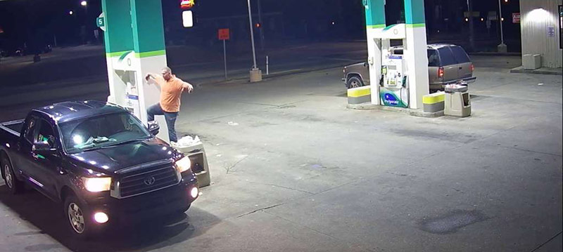 Atracador en gasolinera grabado operando al mejor estilo de Karate Kid