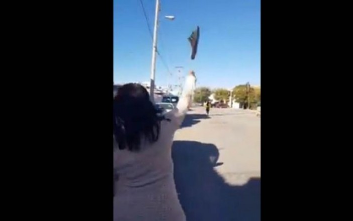 Madre se hace viral tras pegarle un chanclazo a su hija a larga distancia (Video)