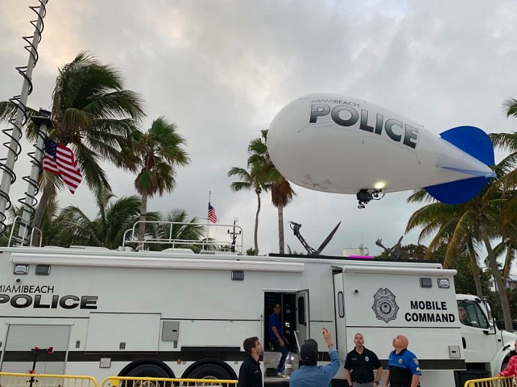 ¿Viola la Ley de Florida? Policía de Miami Beach usa dirigibles para vigilar grandes multitudes