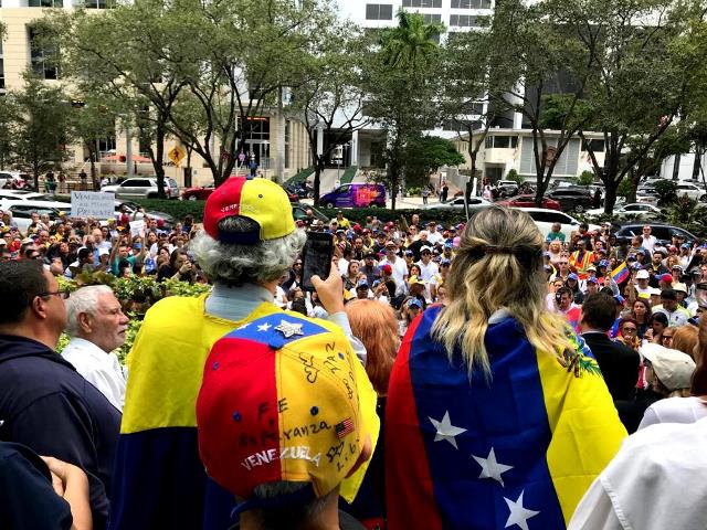 Decenas de venezolanos protestaron frente al Consulado en Miami para rechazar a Nicolás Maduro