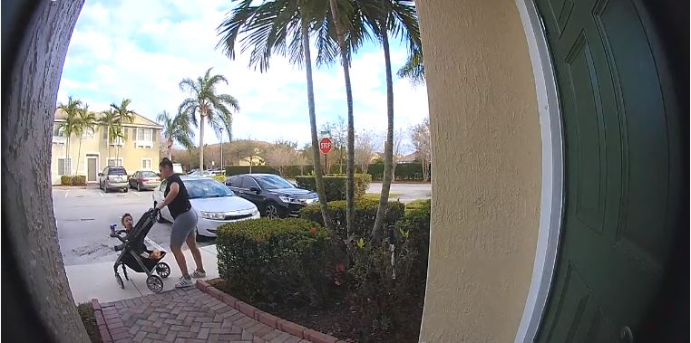 Cámara de seguridad capta a mujer robando en Florida con su hijo en un coche