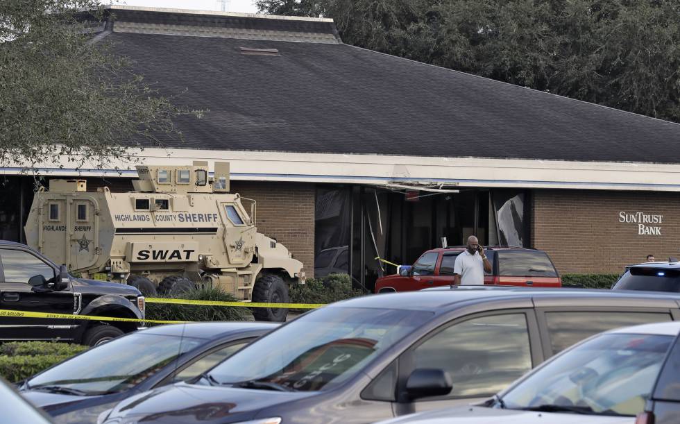 Presentan ante tribunales a presunto autor del tiroteo que dejó 5 muertos en Banco de Florida