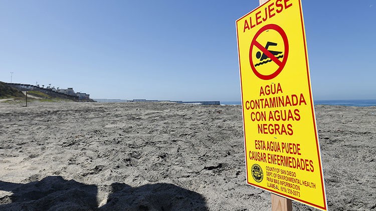 Alertan de contaminación con aguas residuales en las playas de Florida