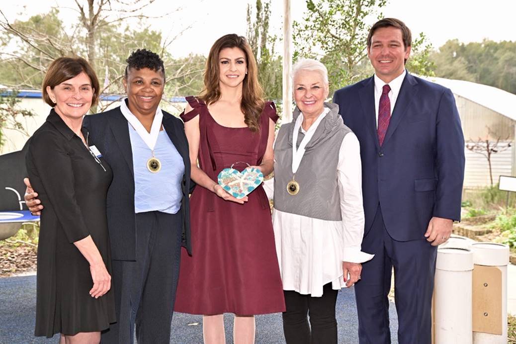 Casey DeSantis otorgó la “Medalla de la Primera Dama por su Valor, Compromiso y Servicio”