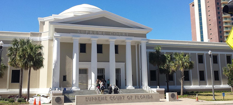 Corte Suprema de Florida cancela los juicios con jurado hasta fines de mayo
