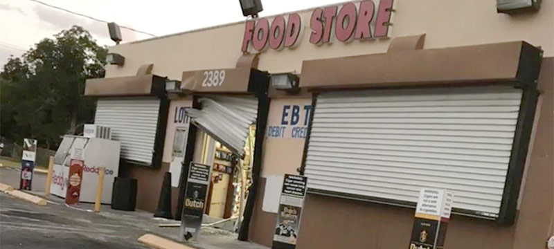 En en Miami-Dade roban tienda abriendo su entrada con un tractor