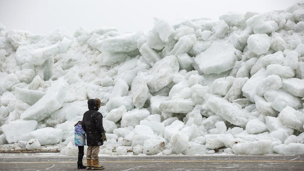 Sorprendente tsunami de hielo amenaza con cubrir ciudad aledaña al lago Erie