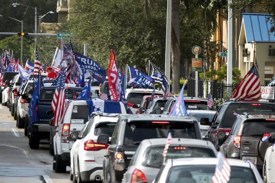 Cientos de partidarios de Trump realizaron caravanas por las calles del sur de Florida