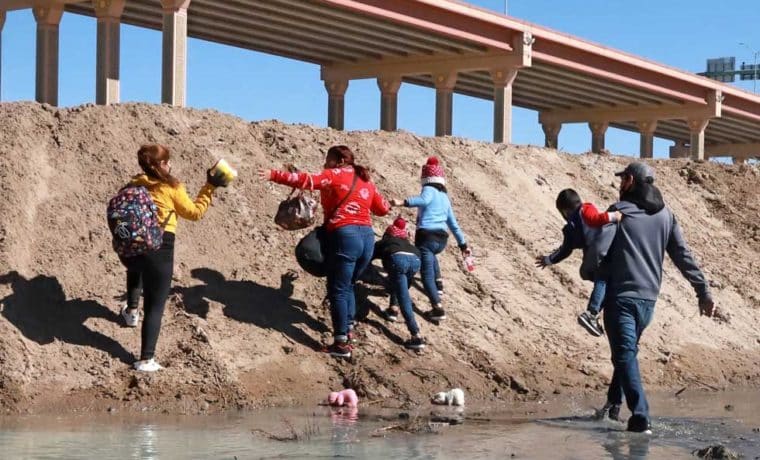 Tribunal declara ilegal el Título 42 para expulsar migrantes