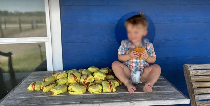 Niño de 2 años pide 31 hamburguesas por teléfono